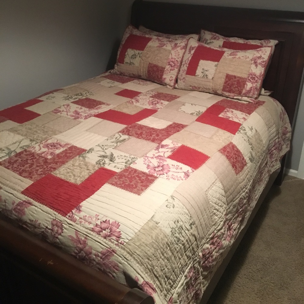Pottery Barn Queen Size Quilt with 4 shams